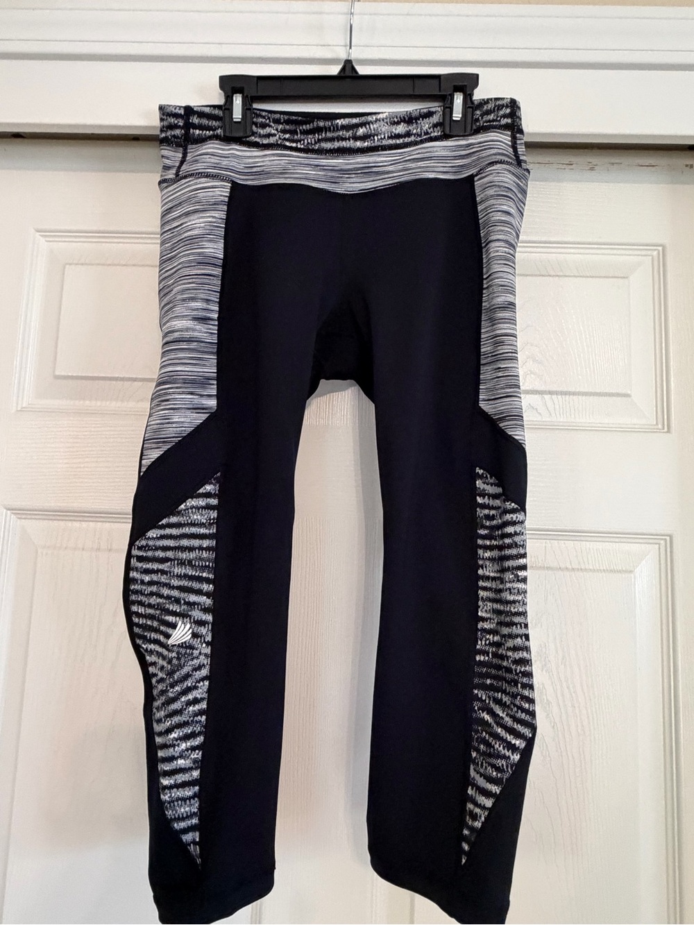 Free2B Women’s Medium Black Gray Colorblock Cropped Athletic Leggings